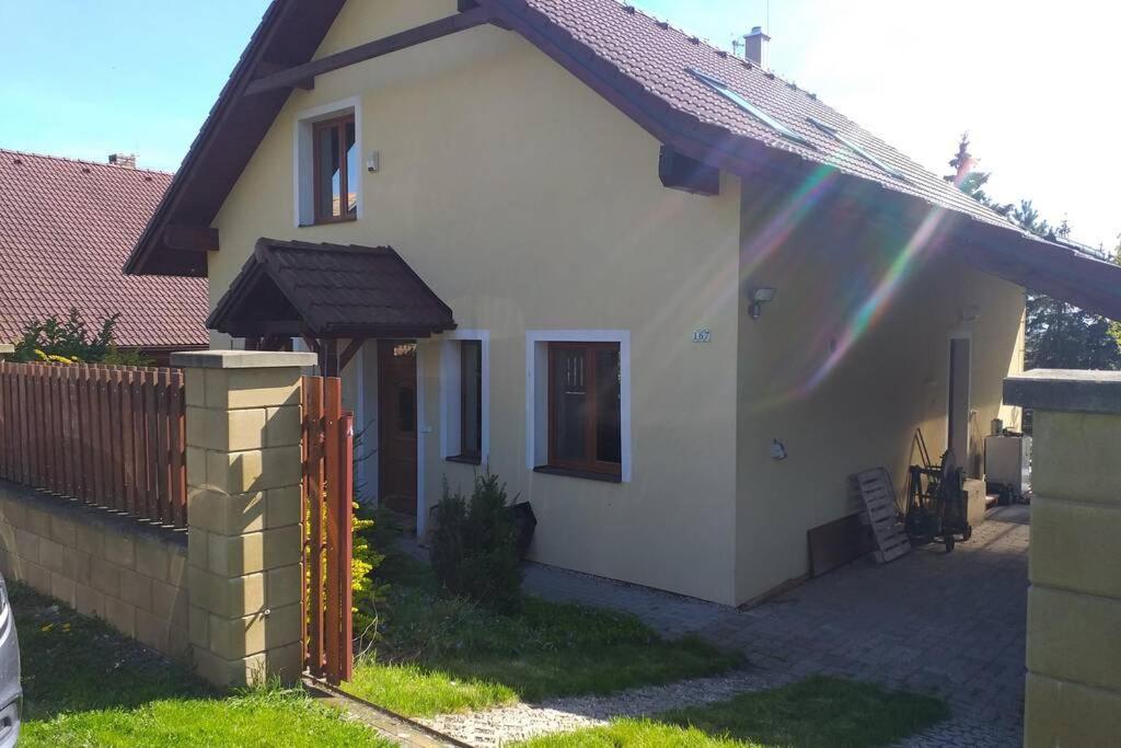 House In The Centrer Of A Tranquil Village Hradcany  Exteriér fotografie